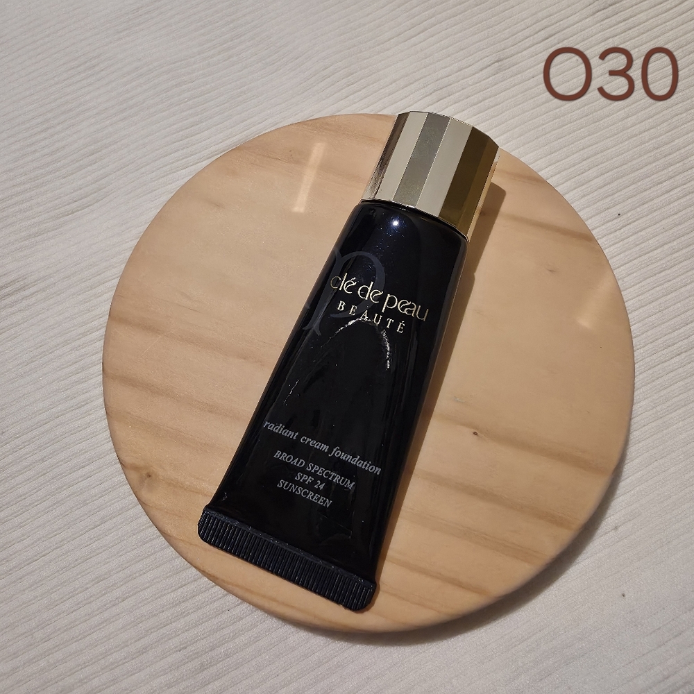 Clé de Peau - Beauté Radiant Cream Foundation